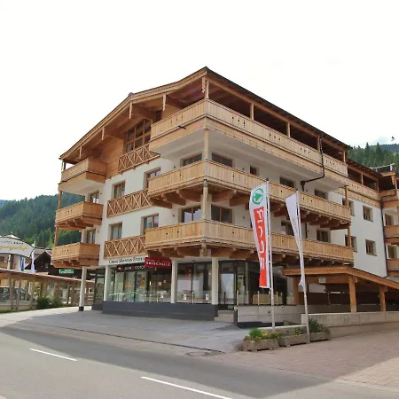 Penthouse In Next To Lift Apartment *